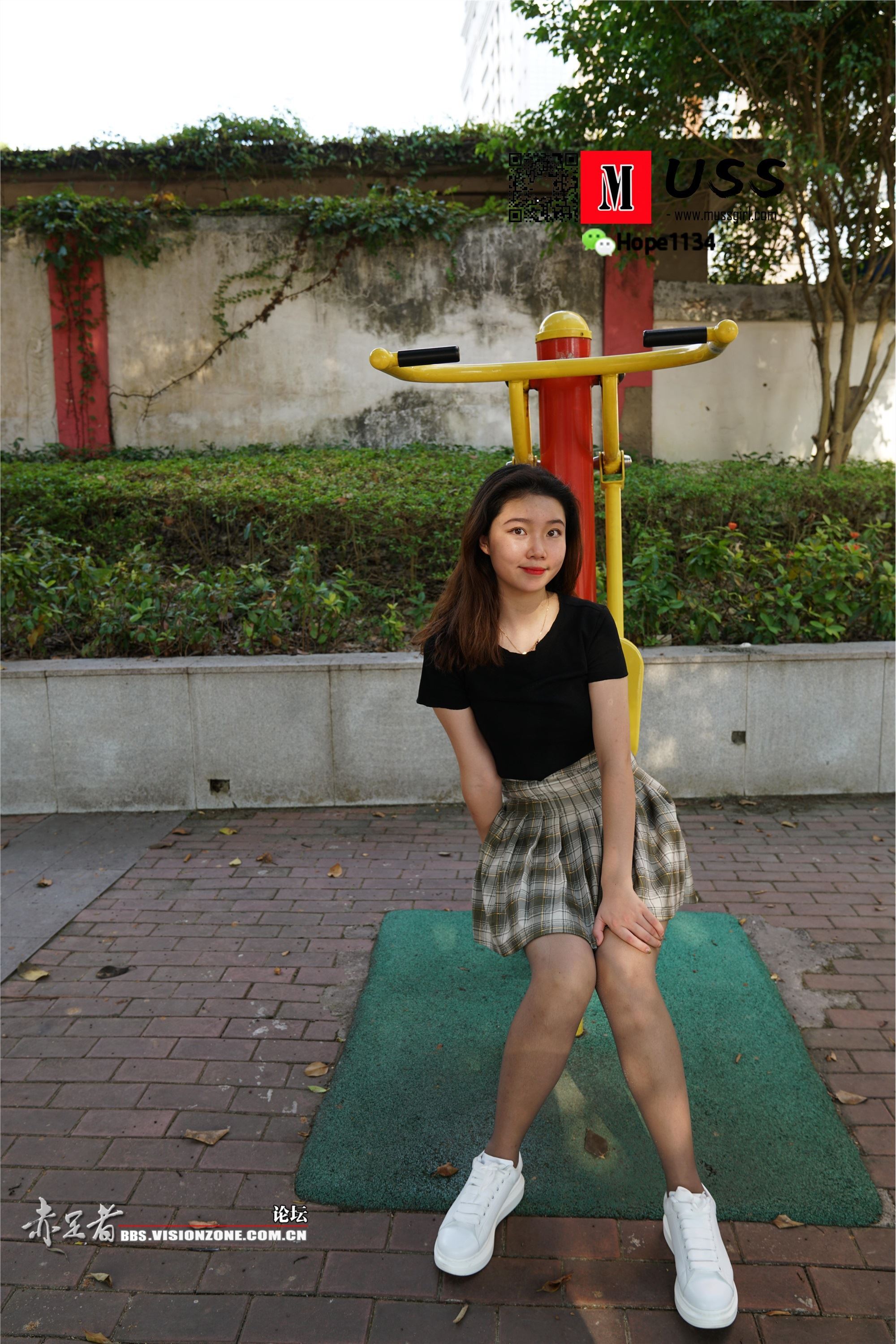 MussGirl慕丝女郎  NO.072 蒙古族舞蹈美少女嫩足灰丝公园写真